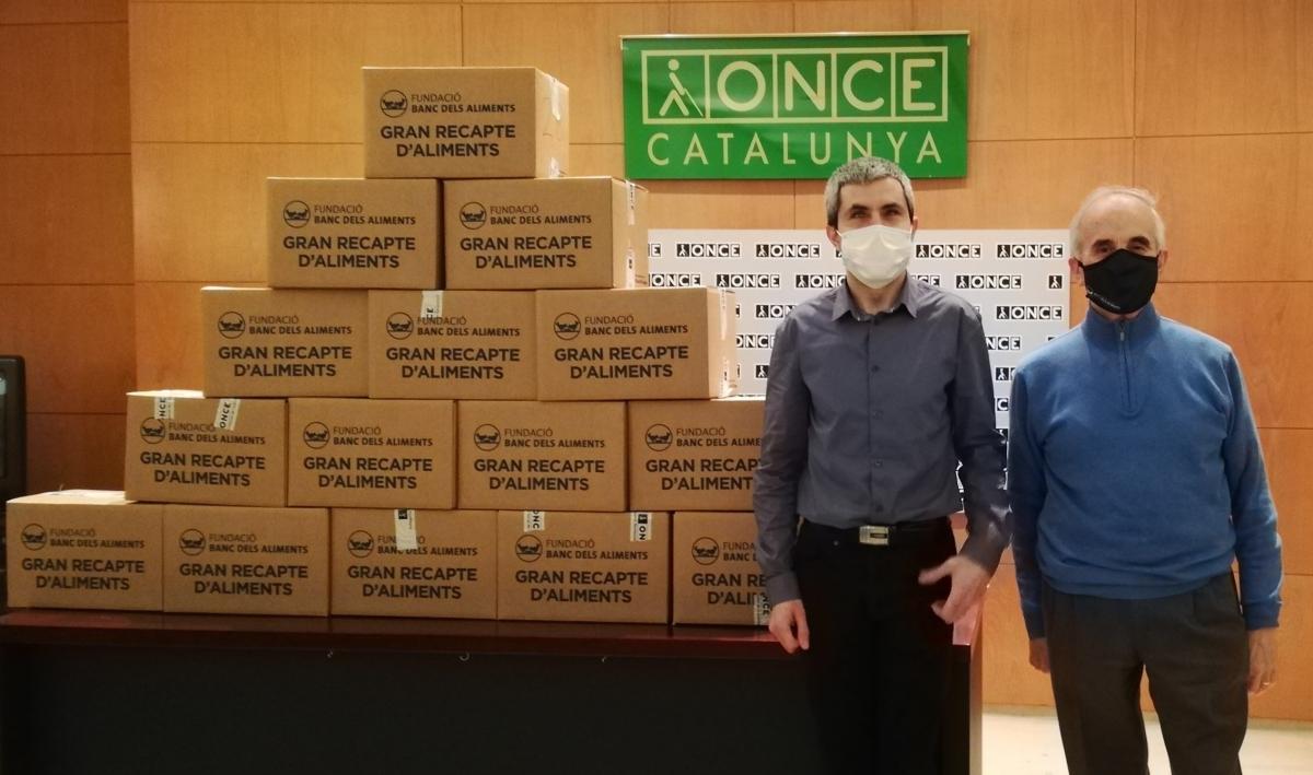 D’esquerra a dreta, Fran Rodríguez, director de l’agència de l’ONCE a Girona i Joan Jorbà, vicepresident del Banc dels Aliments de Girona..