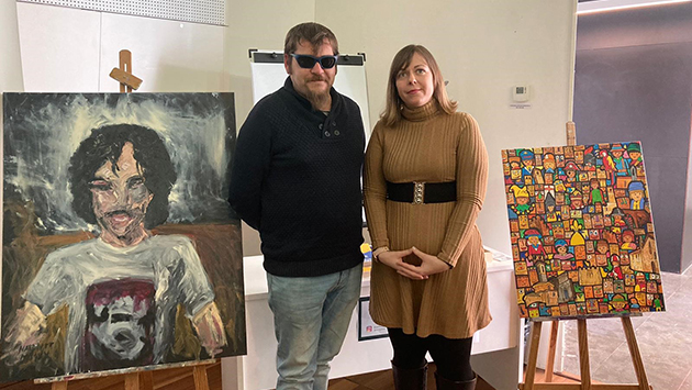 Arantxa Vallespi, directora de l’ONCE a Reus, i Natan Tarragó, artista i afiliat a l'ONCE,al costat de les seves obres.