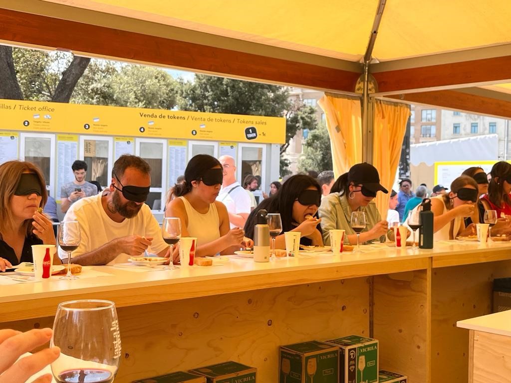 A l’experiència van participar uns 20 comensals, que van gaudir d’una experiència gastronòmica multisensorial, amb la qual es pretenia sensibilitzar-los sobre la realitat de les persones cegues, a la Plaça de Catalunya de Barcelona.