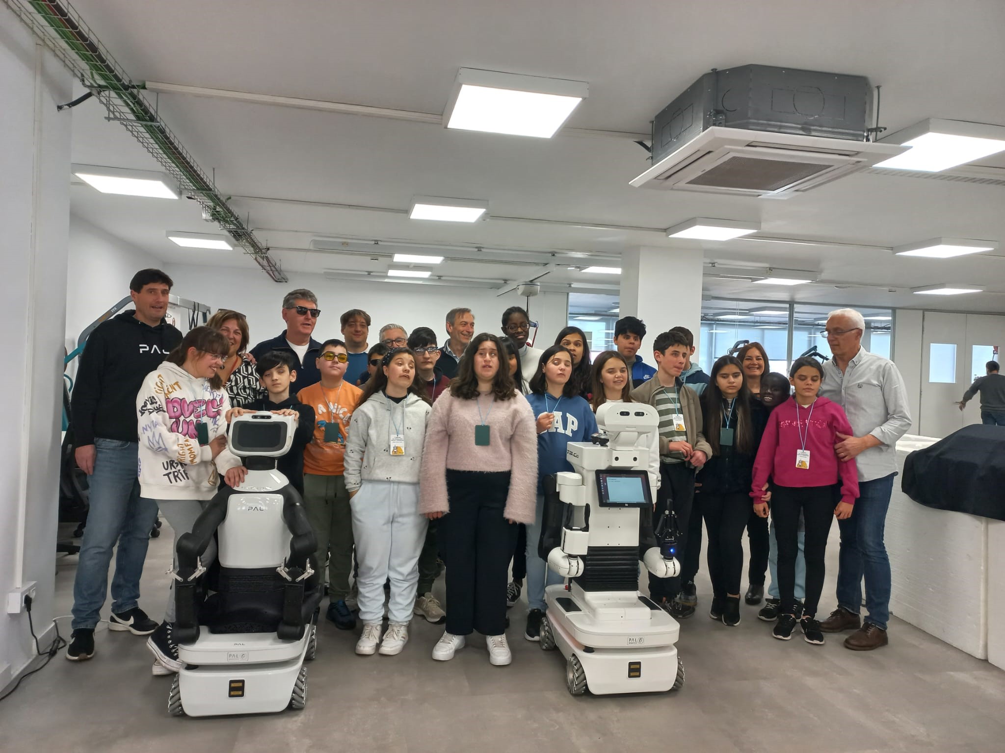 Els joves  van fer una visita a Pal Robotics, una PIME de recerca i desenvolupament, amb un tour per entrar en contacte amb material robòtic i conèixer de primera mà robots humanoides, robots manipuladors, robots socials i robots intralogística. 