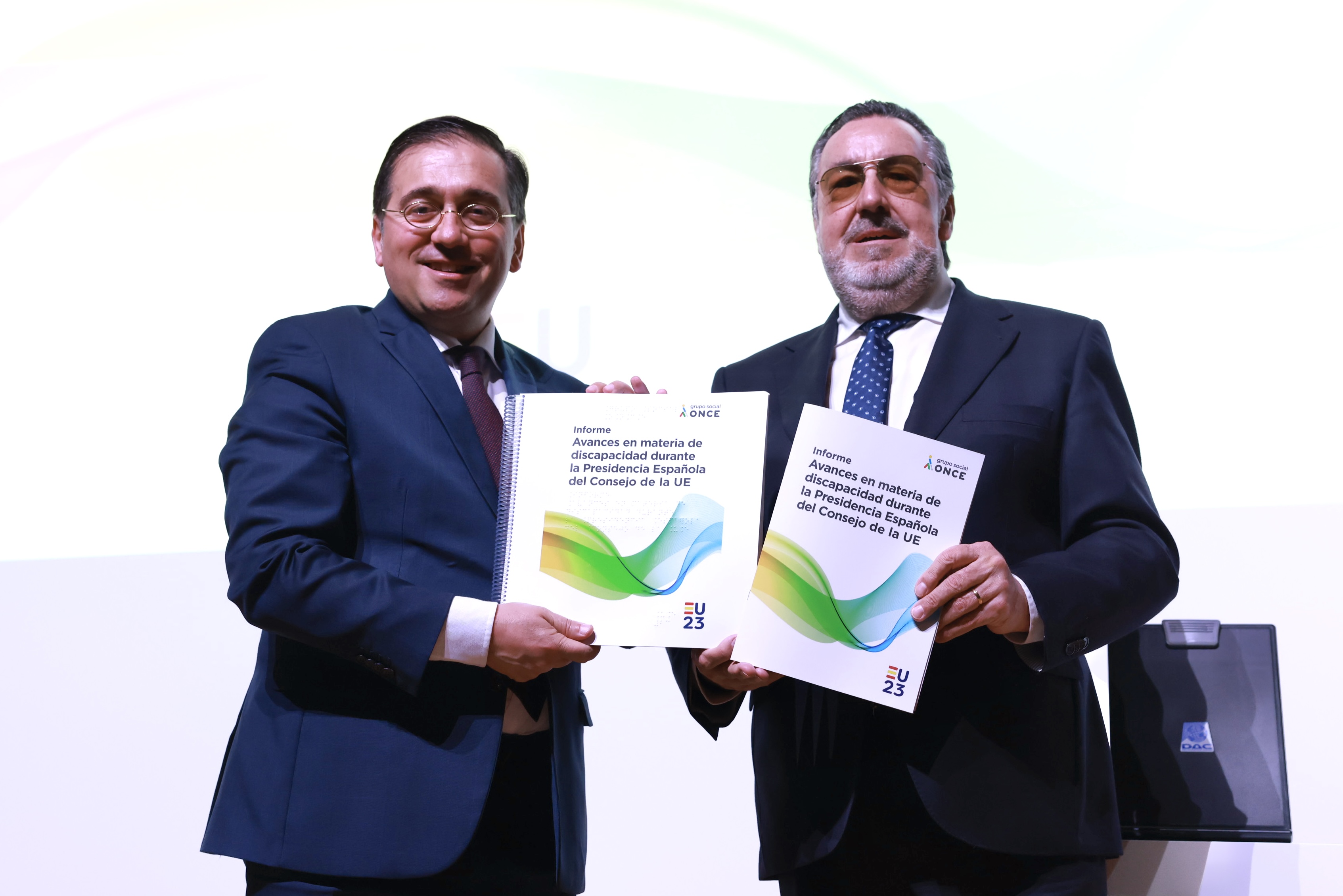 José Manuel Albares i Miguel Carballeda amb l'Informe 