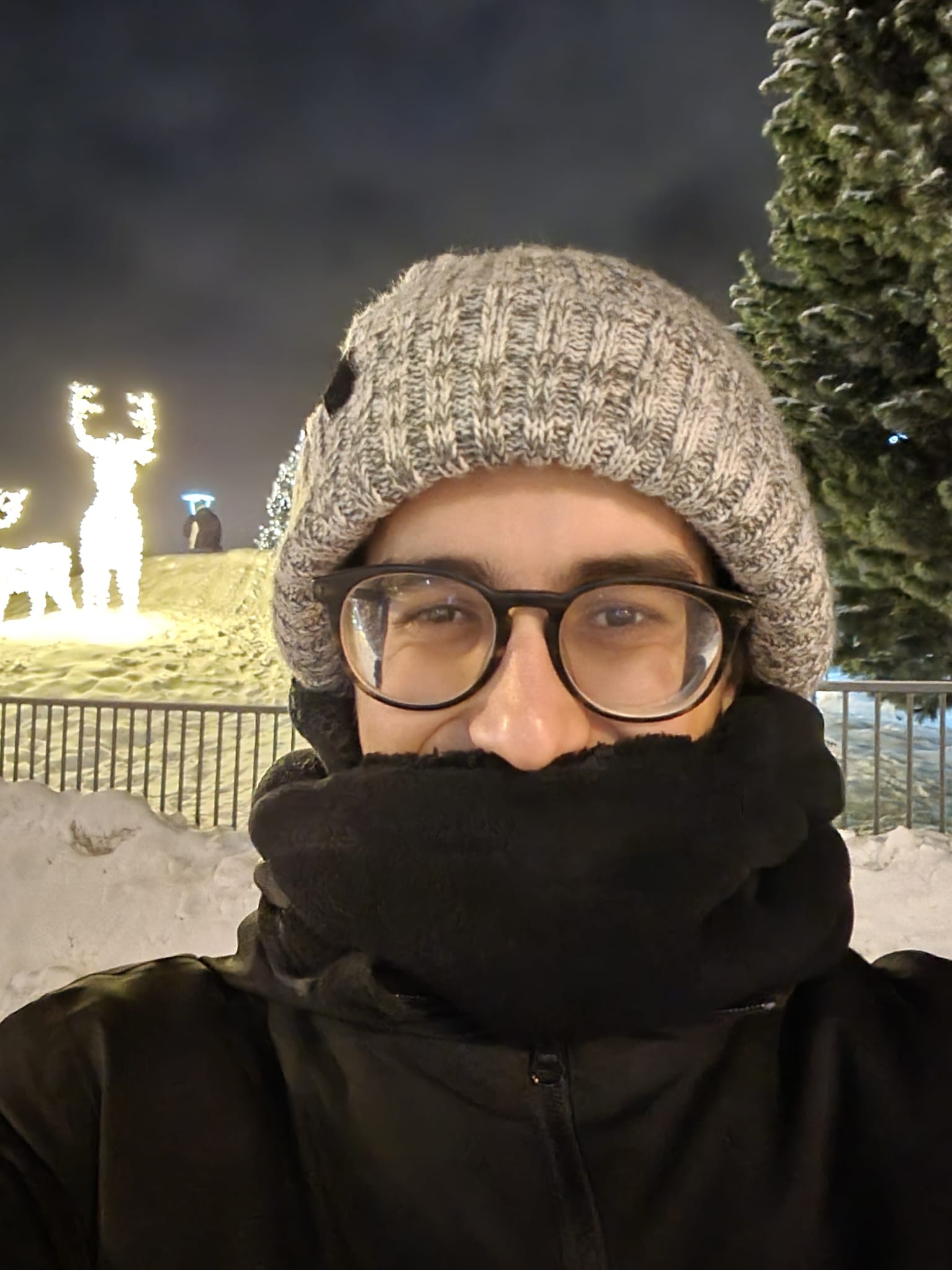 selfie del Vicente a Lapònia. de fons es veu molta neu i ell porta un gorro de llana i un mocador al coll