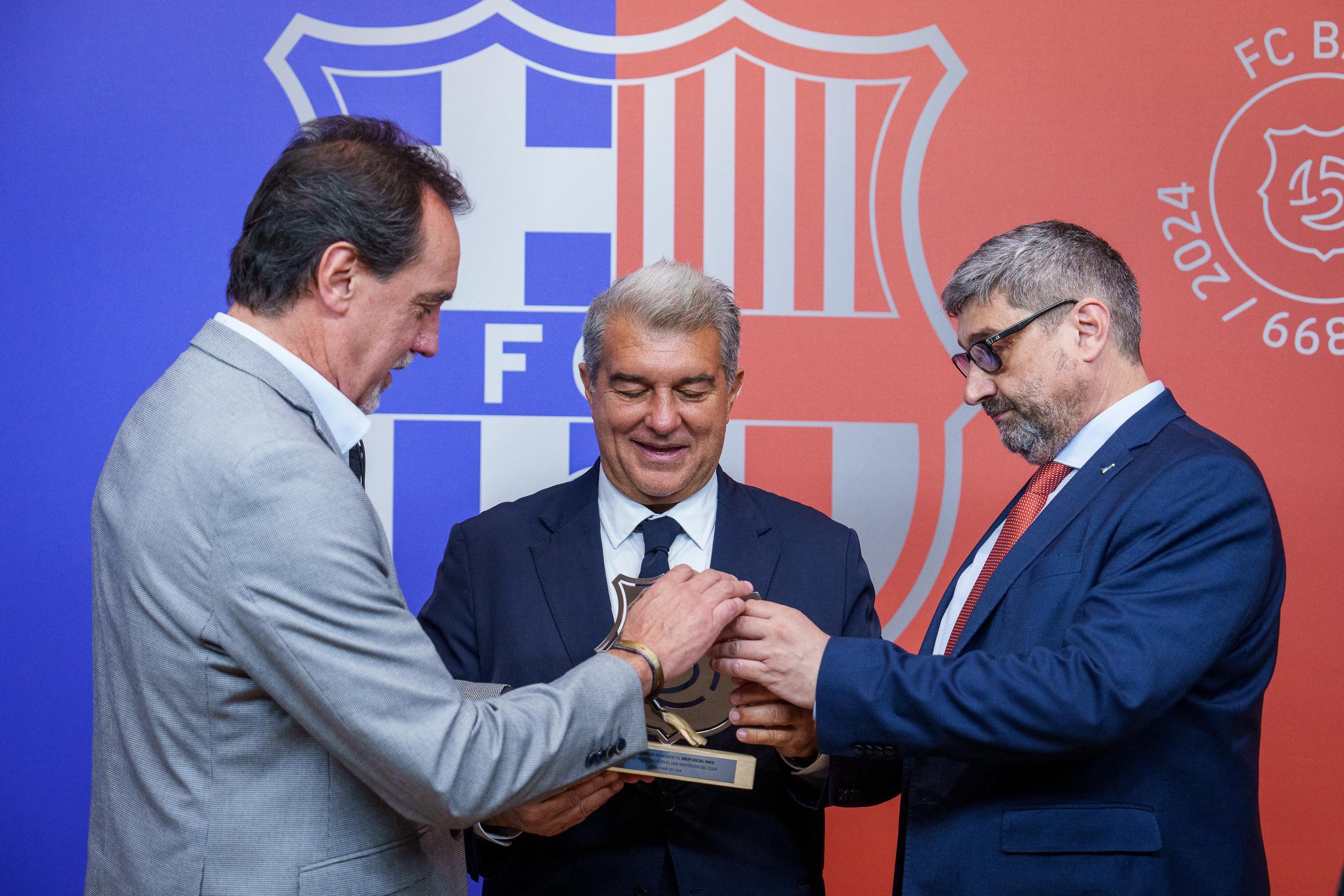 José Luis Pinto, vicepresident de l’ONCE i Enric Botí, delegat d’ONCE Catalunya, van lliurar a Joan Laporta, presEl Barça va donar a la nostra Organització el logo del 125è Aniversari en una estatueta i una inscripció en braille.