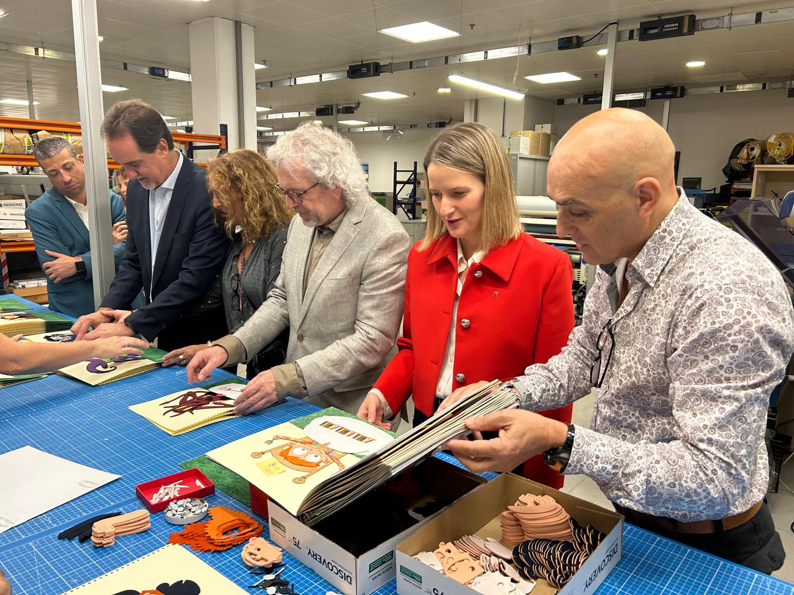 La consellera Martín Bravo i l'equip directiu de l'ONCE Catalunya  van visitar el Servei Bibliogràfic de l'ONCE.