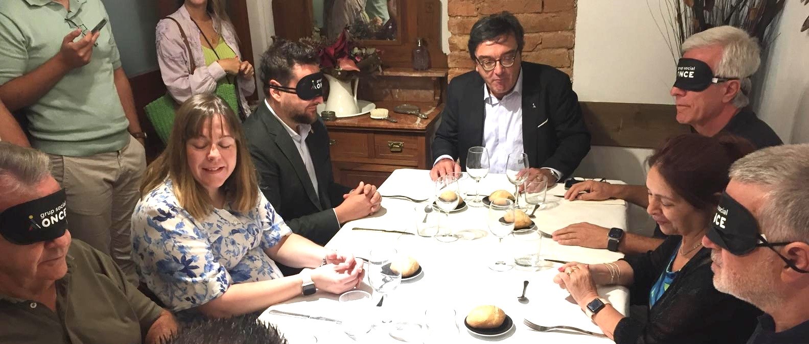 Rubén Viñuales, Pau Ricomà, Josep Fèlix Ballesteros i Joan Miquel Nadal es van posar en la pell d’una persona cega gaudint d’un esmorzar a les fosques, amb Josep Vilaseca i Arantxa Vallespi.