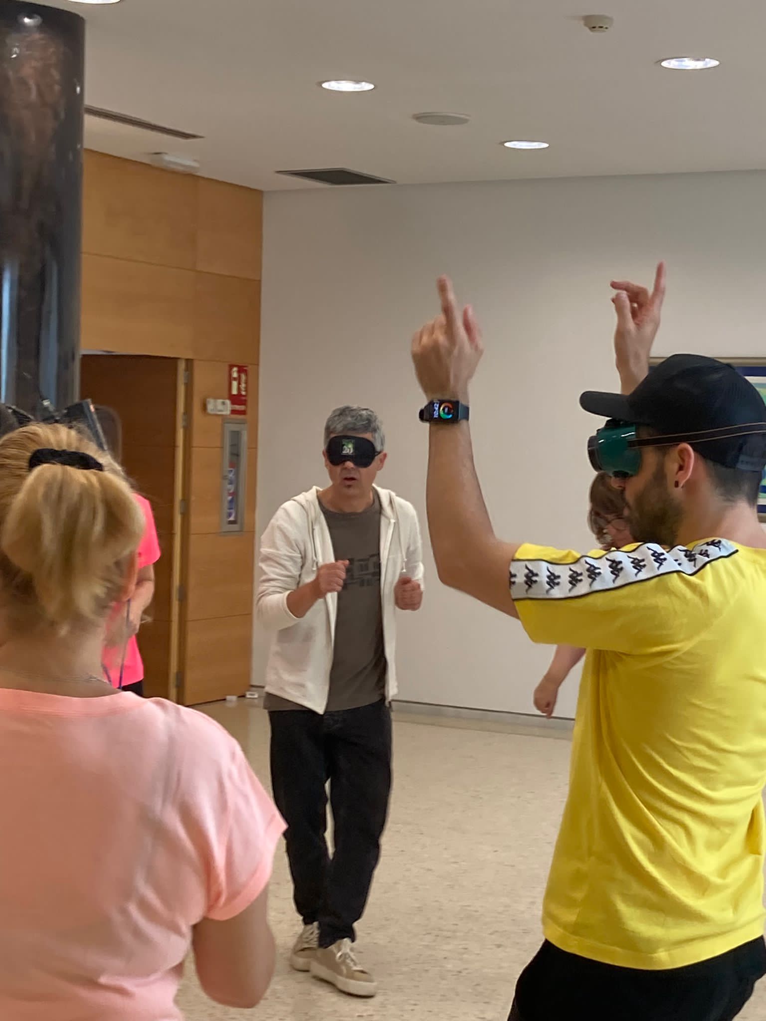 Membres del grup musical Doctor Prats ballant zumba a cegues
