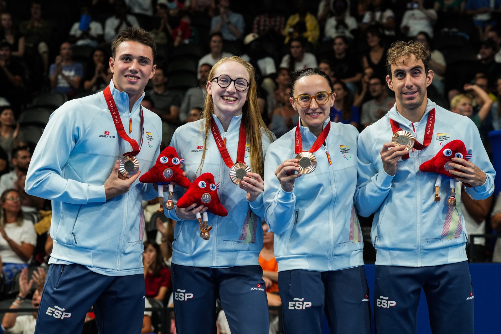 Emma, i el seus companys, al podi, amb la medalla de bronze.