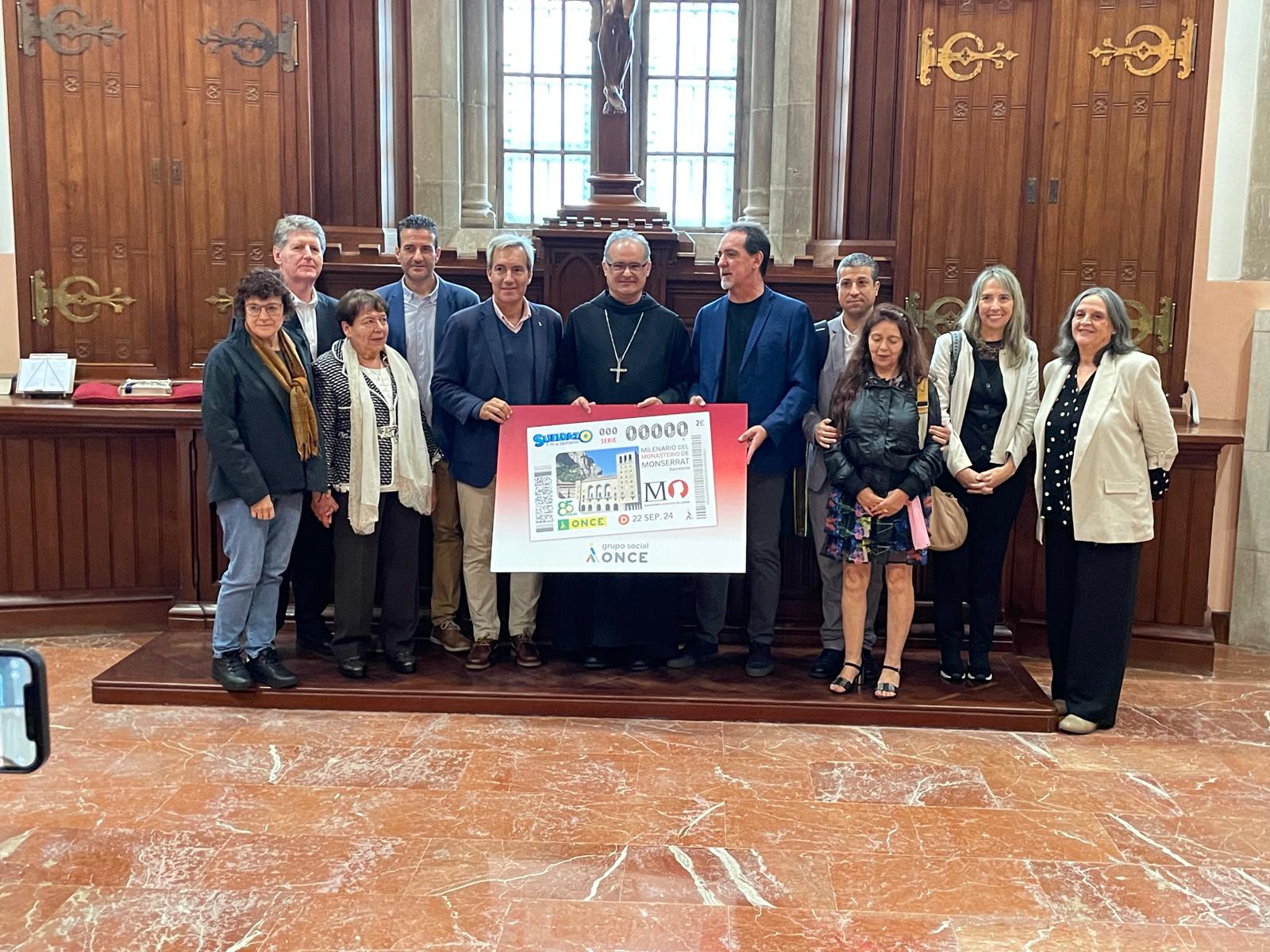 Vam  lliurar a Manel Gasch, pare Abad de Montserrat una còpia emmarcada del Cupó de diumenge 22 de setembre, dedicat al Mil·lenari de l’Abadia de Montserrat i una reproducció en relleu del logo del Mil·lenari.