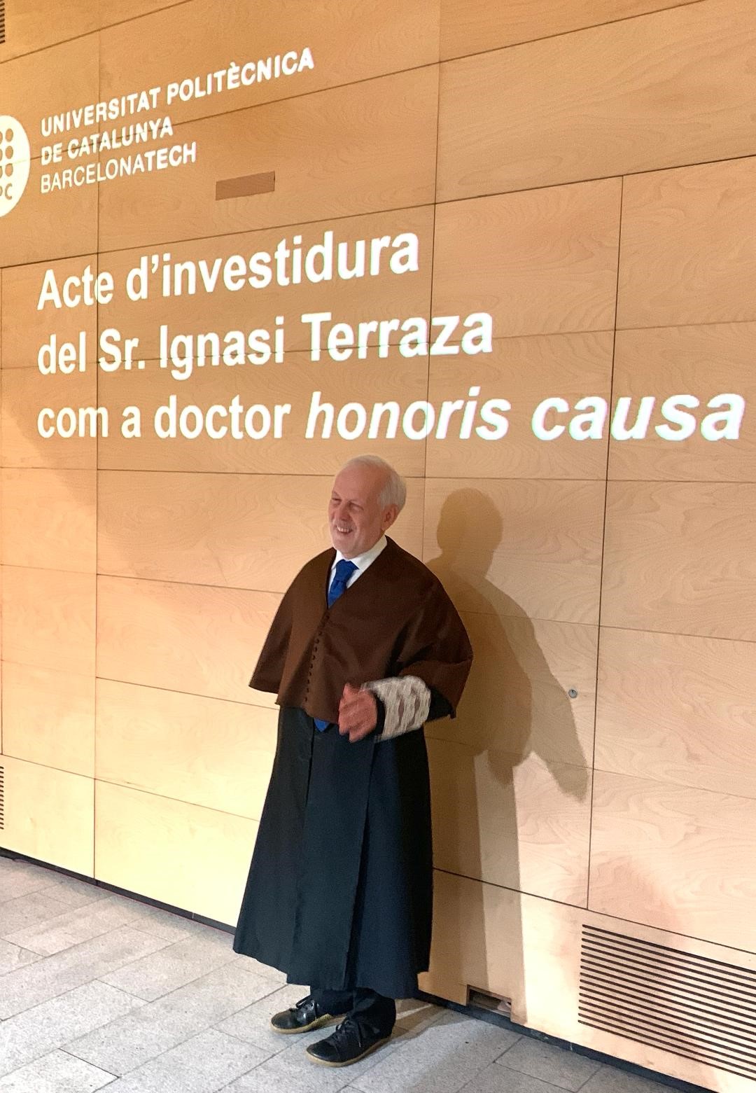 Ignasi Terraza posa moments abans  de l'acte per ser investit doctor honoris causa per la UPC.