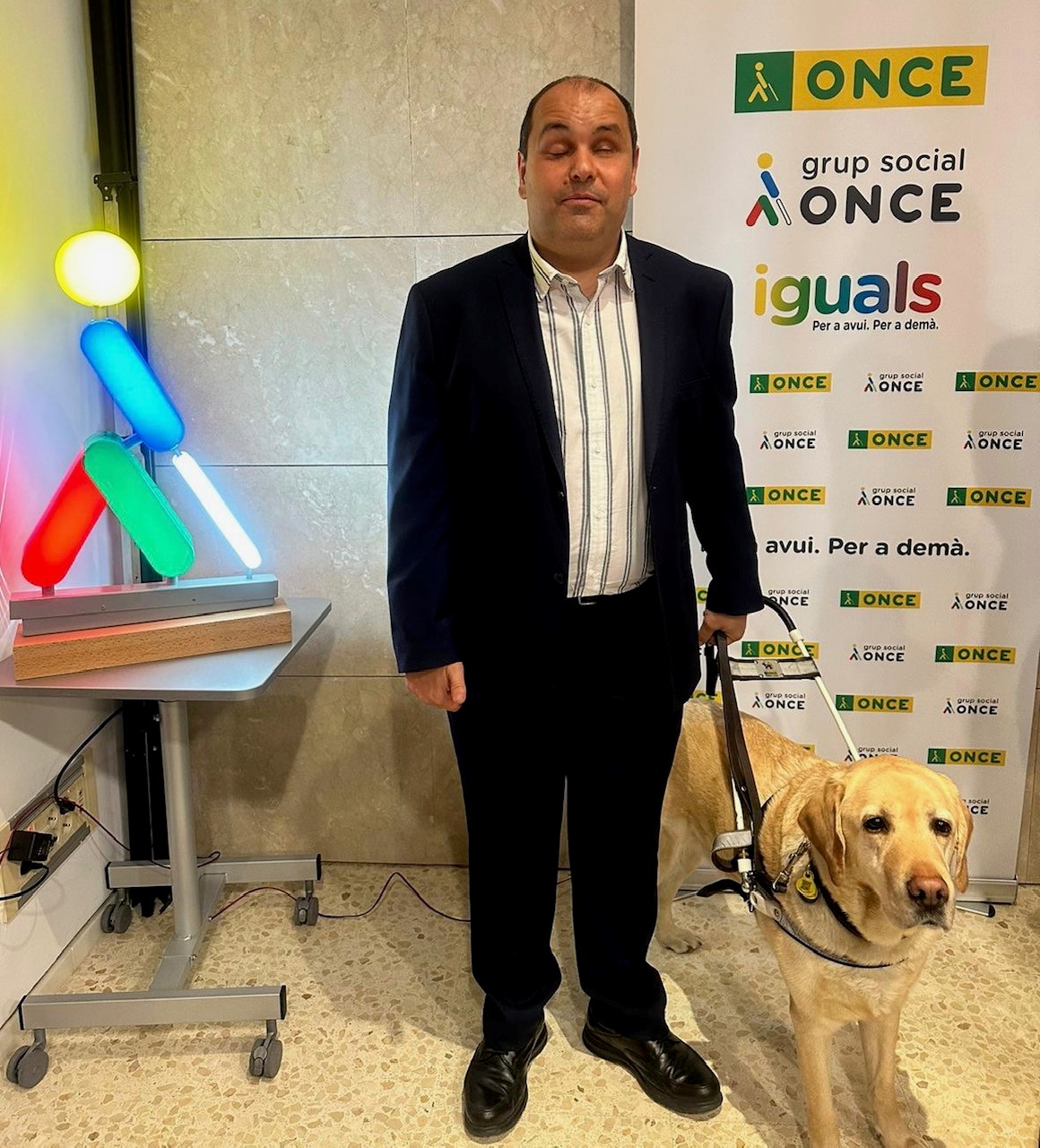 José Juan Rodríguez, nou director de l'agència de l'ONCE a Terrassa, amb el seu gos pigall, Elker..