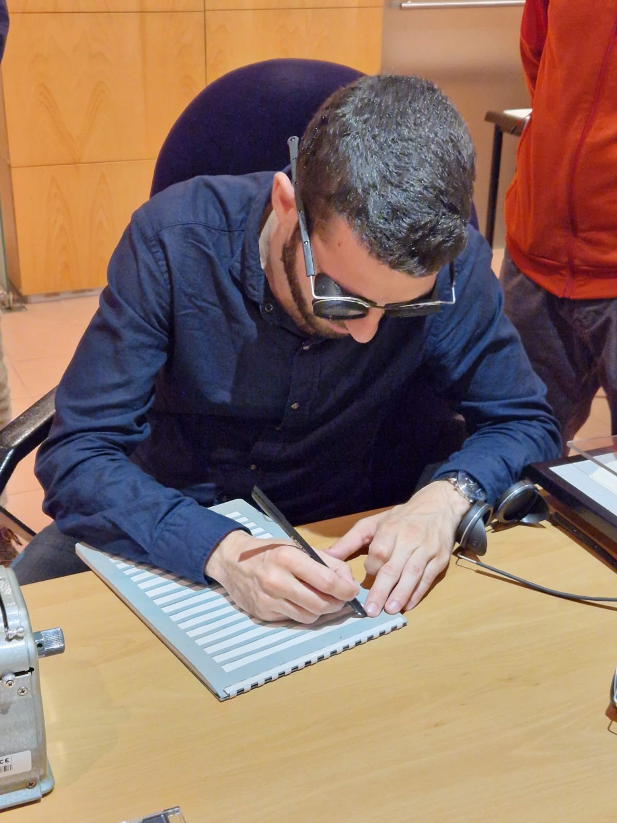 el periodista Jordi de Planell escrivint amb un antifaç als ulls