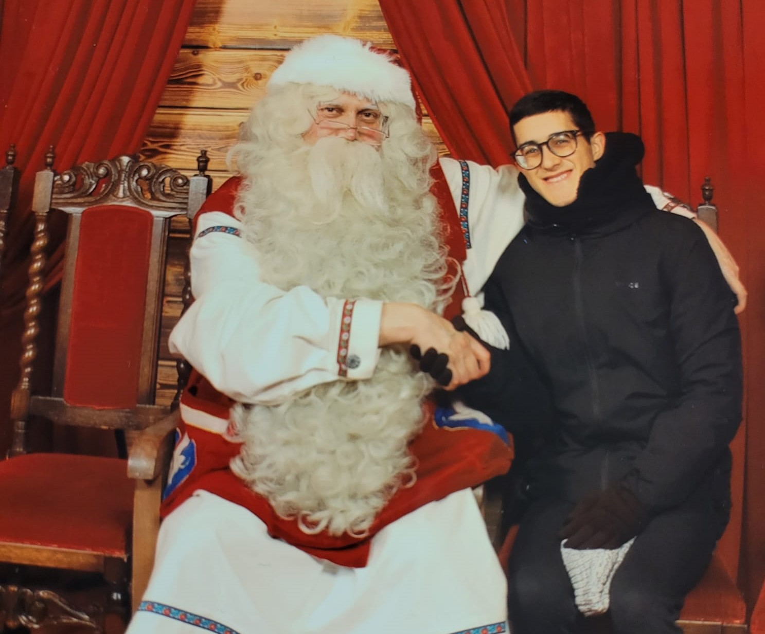 El Vicente assegut al costat del Pare Noel a Lapònia