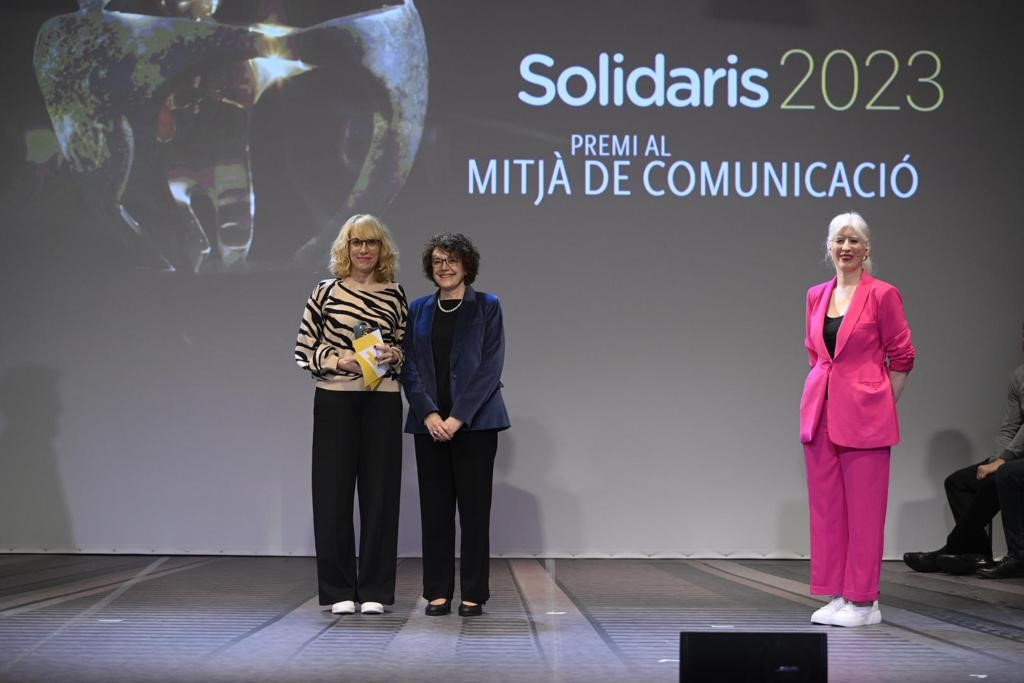 - PREMI AL MITJÀ O PROJECTE DE COMUNICACIÓ: Programa ‘Solidaris’ de Catalunya Ràdio. Recull: Mercè Folch, directora del programa ‘Solidaris’ Lliura: Francina Alsina, presidenta de la Taula del Tercer Sector 
