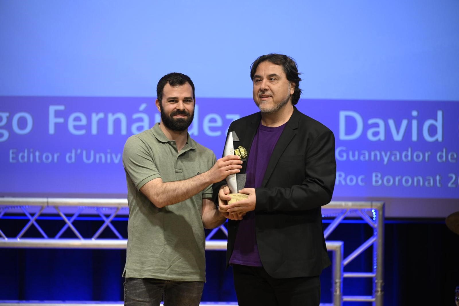  David Ciscar ha guanyat en l’apartat de prosa amb l’obra 'Perseguit'. Li dona el premi Iago Fernández, editor d'Univers.