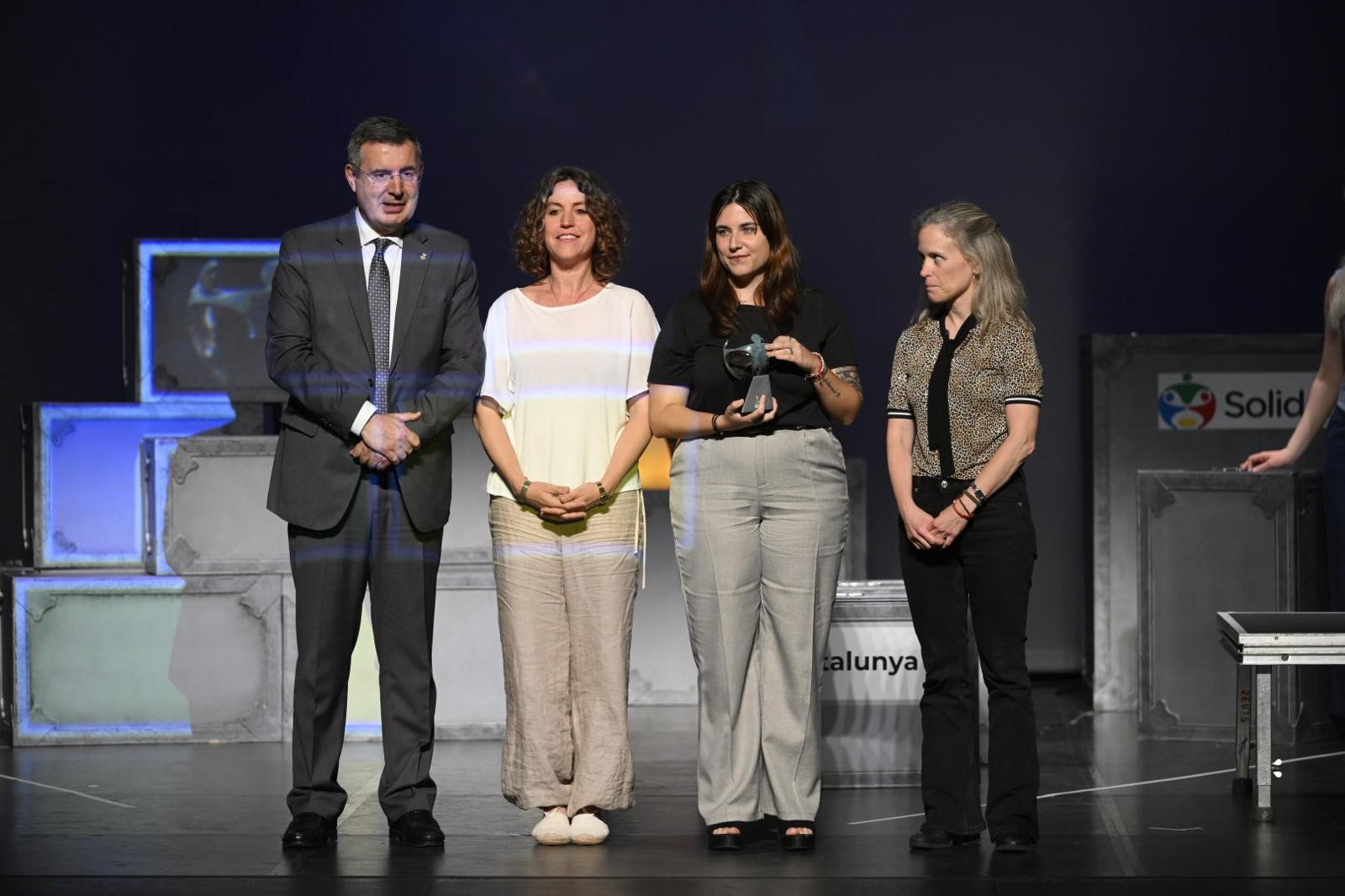 Miquel Noguer, president de la Diputació de Girona lliura el premi a El LLoc de la Dona -Germanes Oblates.