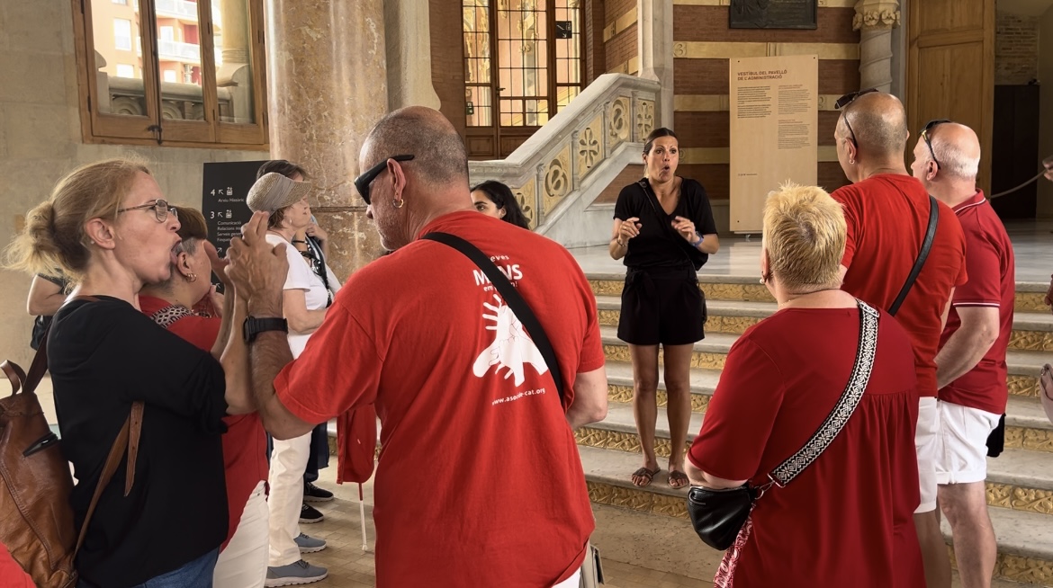 Mediadora i persona amb sordceguesa, en primer terme; al fons, el grup.