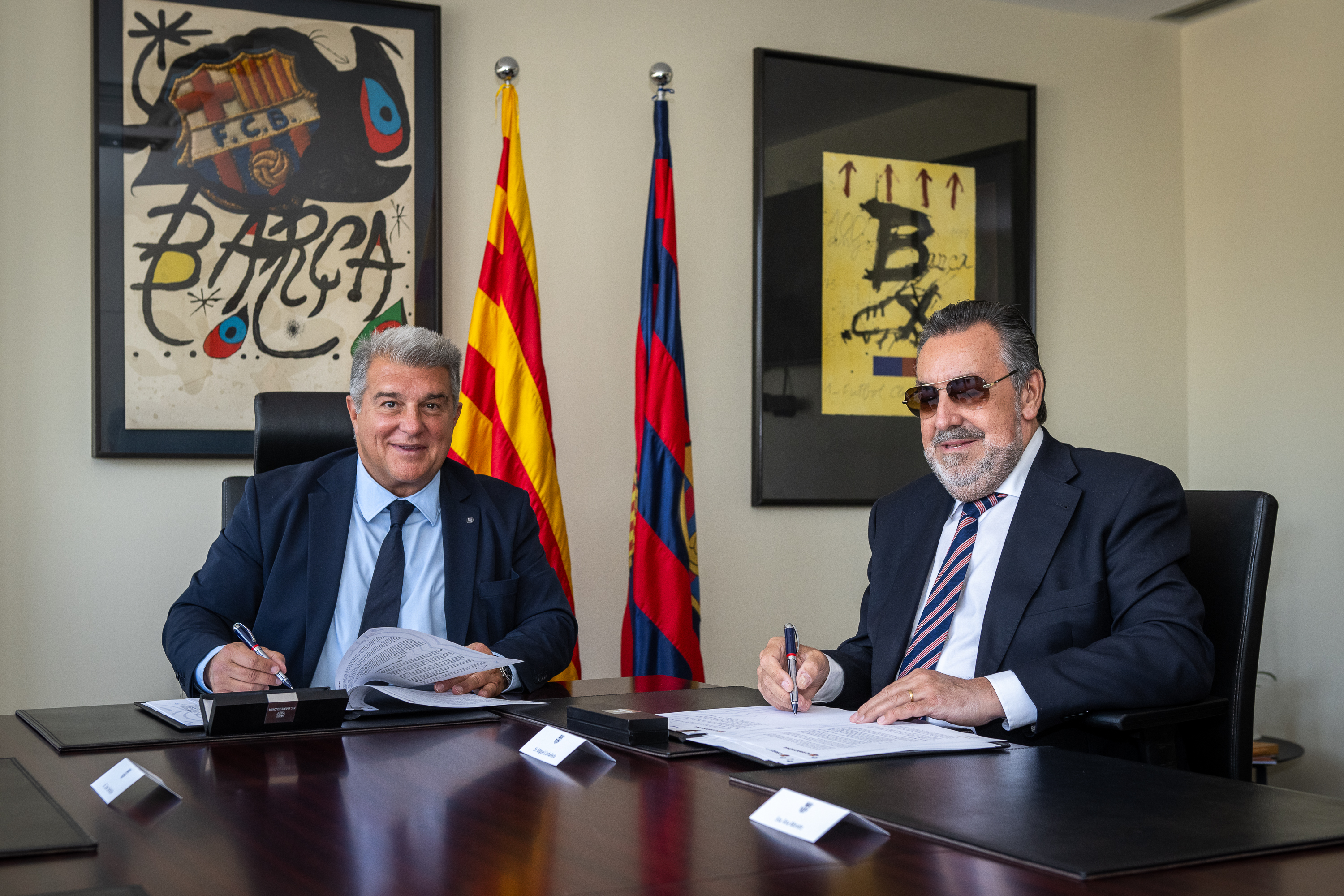 El president del FC Barcelona, Joan Laporta, va signar amb el president del Grup Social ONCE, Miguel Carballeda, un conveni que uneix les dues entitats en els quatre anys vinents. 