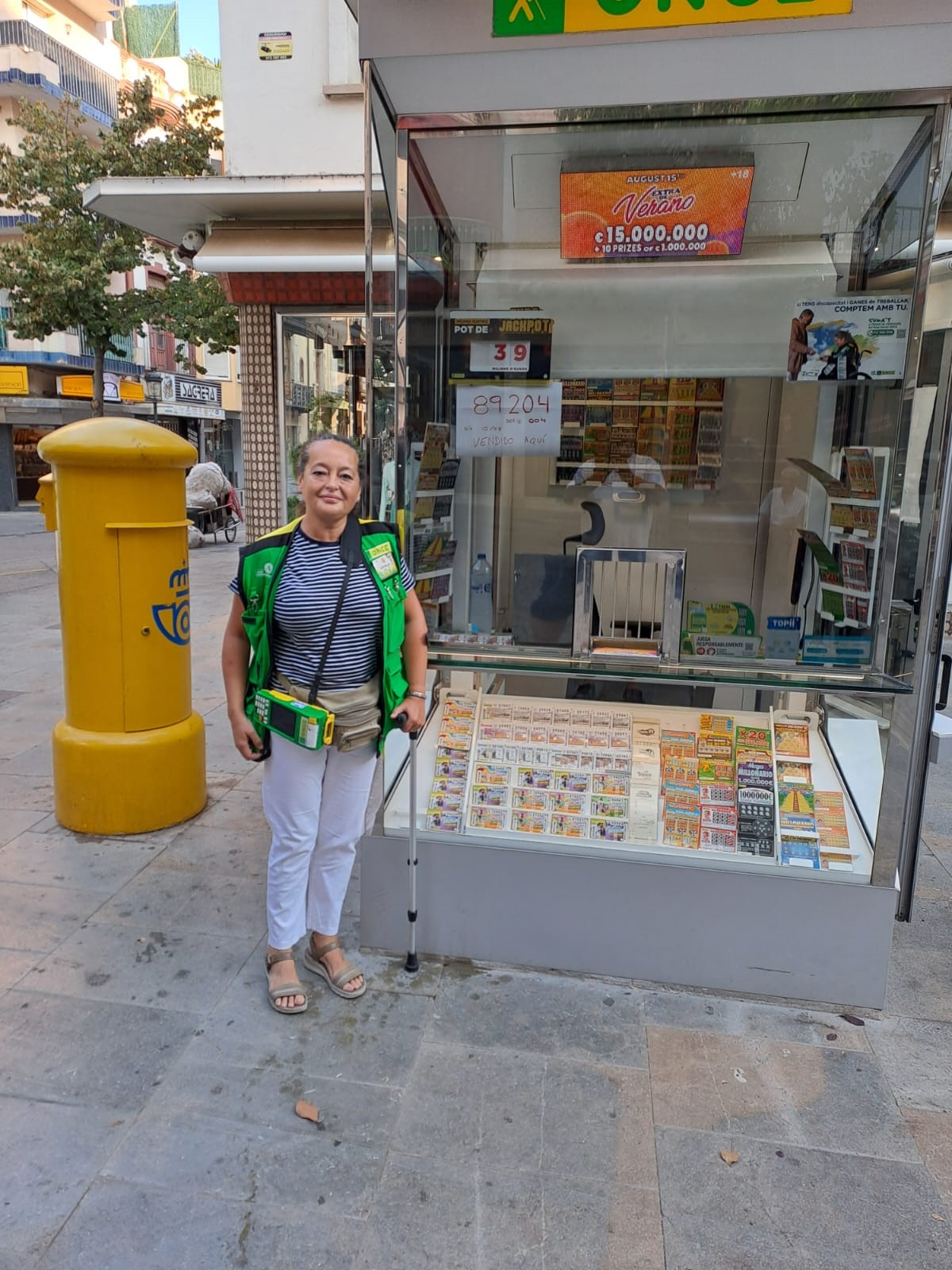 Estrella Suárez, agent venedora dels jocs responsables de l’Organització, és qui va portar la sort a Blanes amb la venda d’un cupó premiat amb 5.000 euros al més durant 20 anys i 300.000 euros al comptat i quatre cupons premiats amb 20.000 euros cadascun.