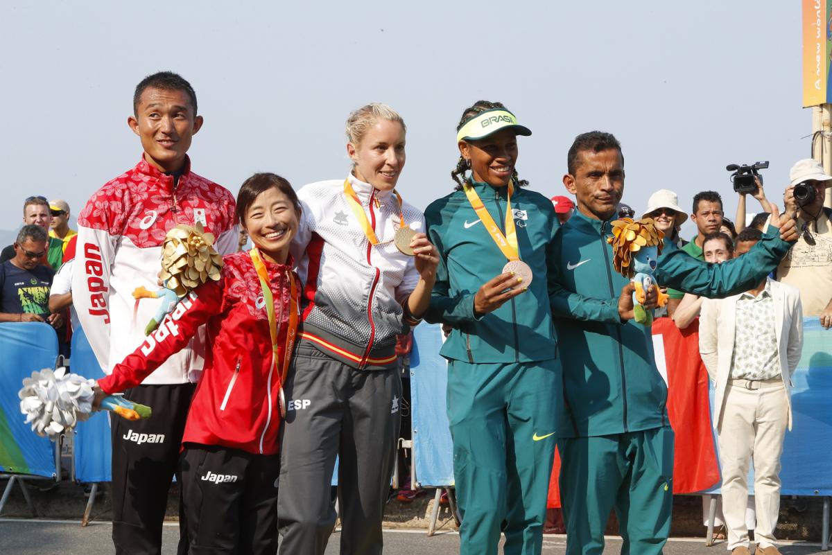Elena Congost rep la medalla d'or com a campiona paralímpica de marató.