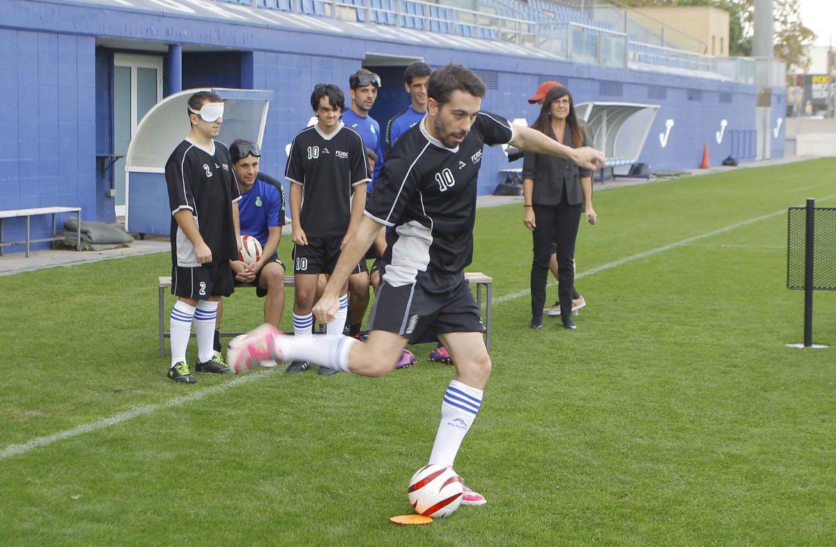 Omar Font, futbolista afiliat, en el moment de xutar el penal amb Kameni sota pals.