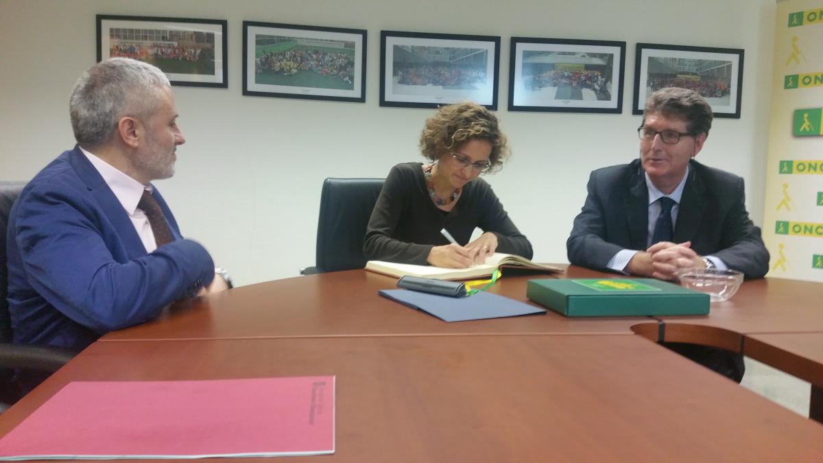 La consellera Meritxell Ruiz va signar en el llibre d'honor, acompanyada per Manel Eiximeno i Xavier Grau