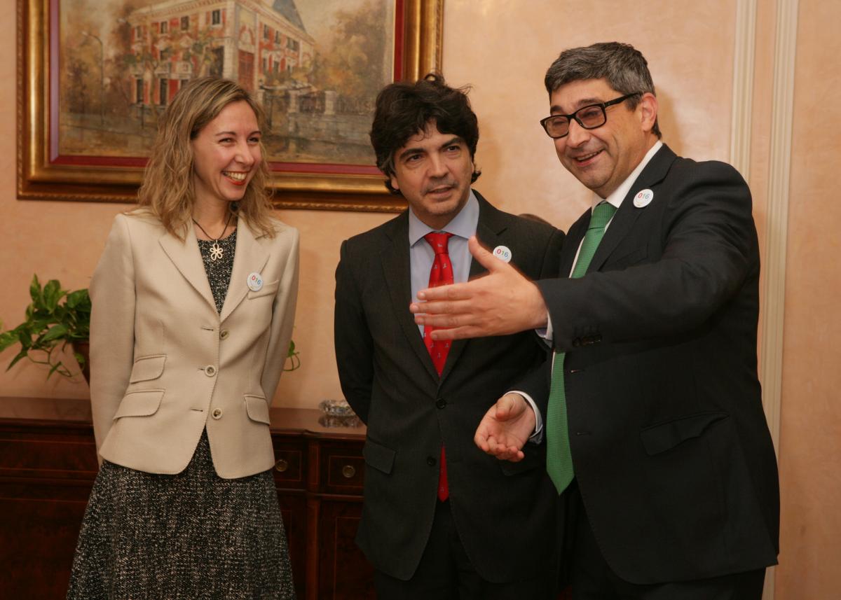 Los vicepresidentes de la ONCE, José Luis Pinto y Patricia Sanz, conversan con el secretario de Estado de Servicios Sociales, Mario Garcés.