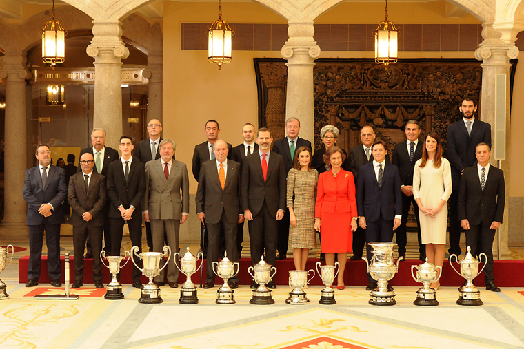 Foto de familia de todos los premiados, con Los Reyes  don Felipe y doña Letizia, acompañados por don Juan Carlos y Doña Sofía y autoridades.