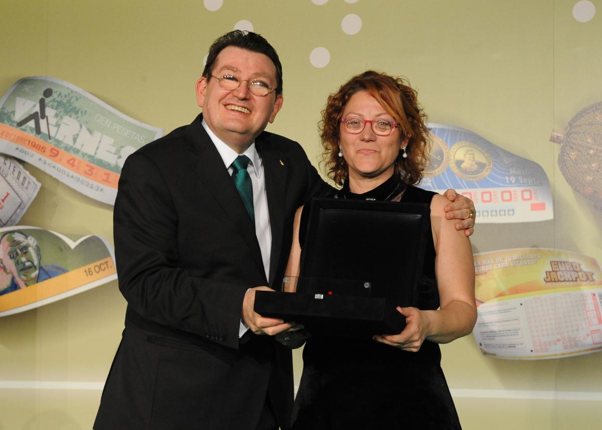 El director general de l’ONCE, Àngel Sánchez, , entrega a Adela Deu la placa que l’acredita com a millor venedora de l’any de Catalunya 2016.