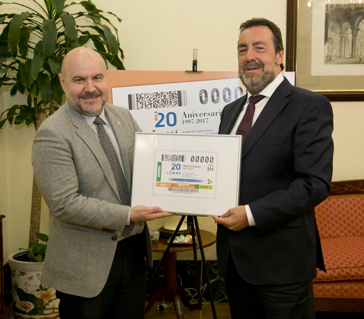 El presidente de la ONCE y su Fundación, Miguel Carballeda, ha entregado al presidente del CERMI, Luis Cayo Pérez, una copia enmarcada con la imagen de este cupón.
