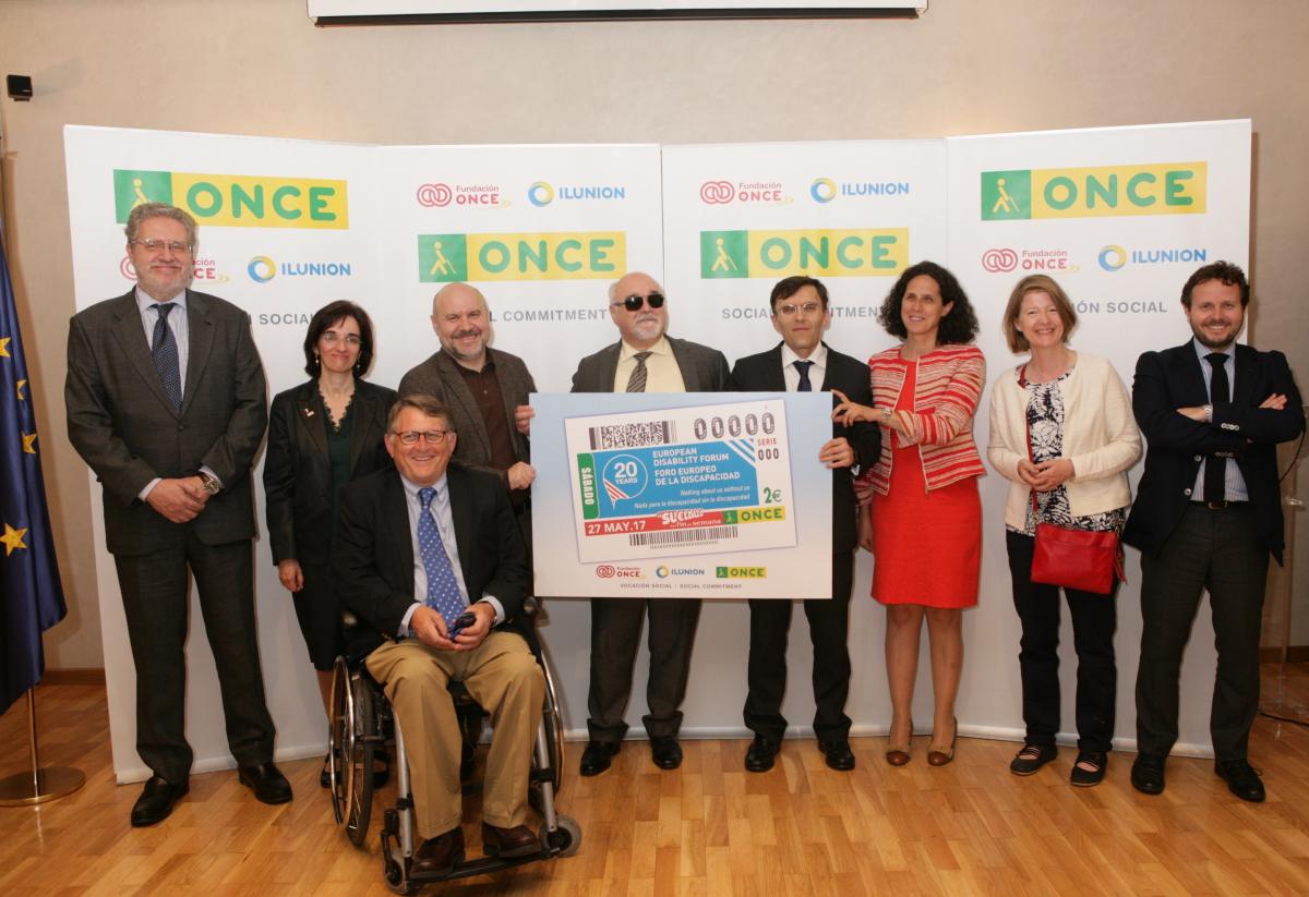 Foto de familia de la presentación del cupón dedicado al 20 aniversario del Foro Europeo de la Discapacidad (European Disability Forum, EDF)