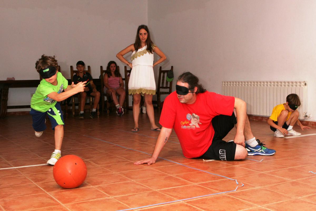 Un nen practica Goalball, a les colònies de Caldes d'Estrac.