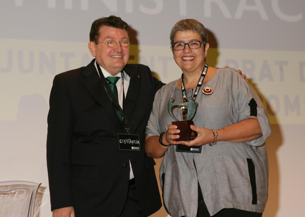La tinenta d'alcalde de l'Ajuntament d'El Prat de Llobregat, Marga Garcia , recull el seu premi.