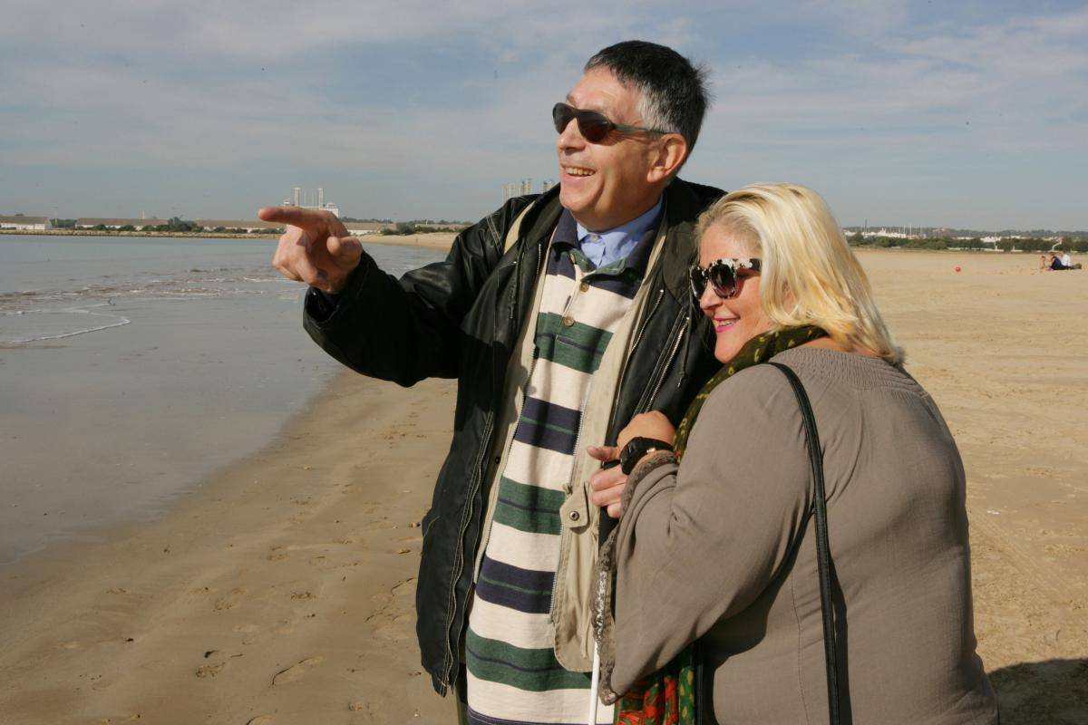 Una pareja de mayores en una playa alicantina.