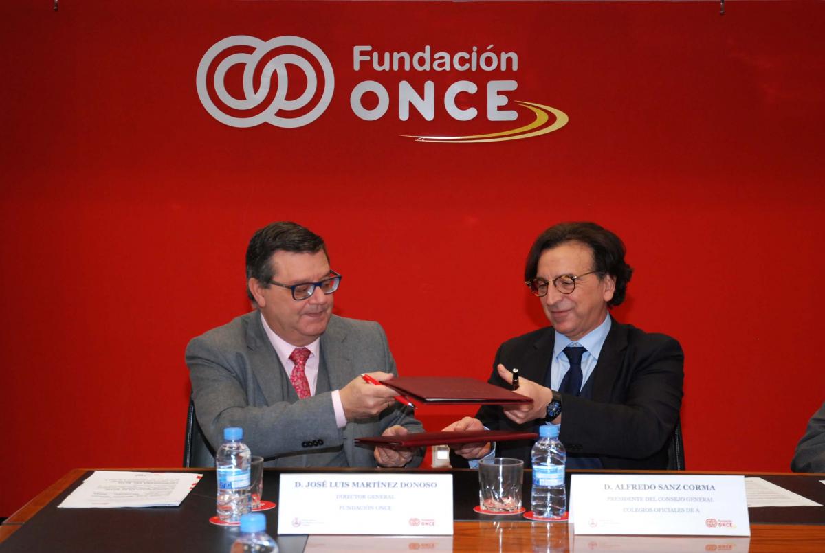 El presidente del CGATE, Alfredo Sanz, y el director general de Fundación ONCE, José Luis Martínez Donoso, fueron los encargados de suscribir este acuerdo que tendrá una vigencia de dos años.
