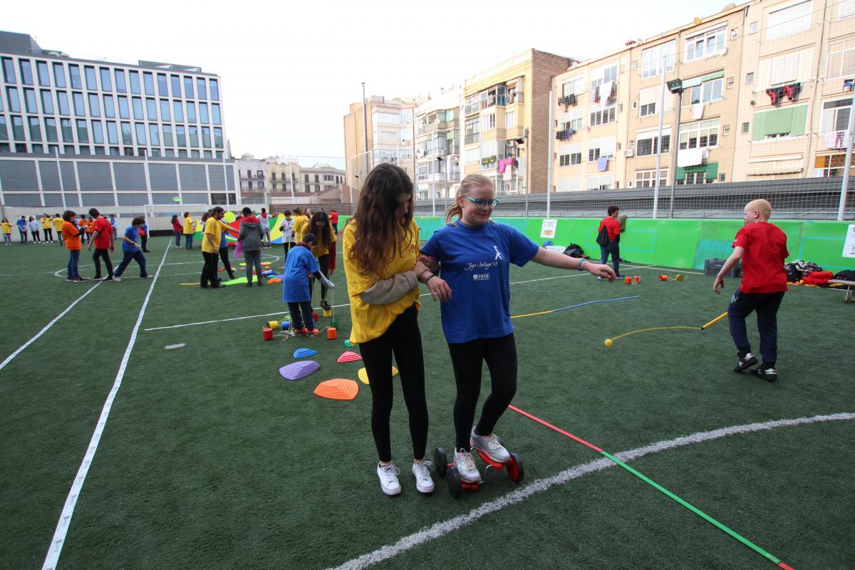 Els participants van practicar atletisme, natació, goalball, futbol sala i ciclisme en tàndem. Per la tarda, van fer tallers i altres activitats.