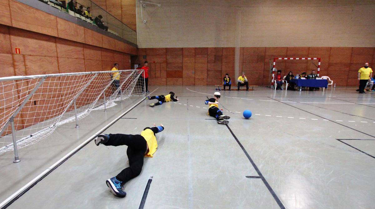El dissabte 17 de febrer, a les instal•lacions esportives de l’ONCE a Catalunya (c/ Sepúlveda, 1 de Barcelona), es celebrà el XIV Campionat de goalball inclusiu per a centres educatius. Aquest any vam tenir 13 equips formats per centres educatius de tota Catalunya i també amb equips de l’ONCE.