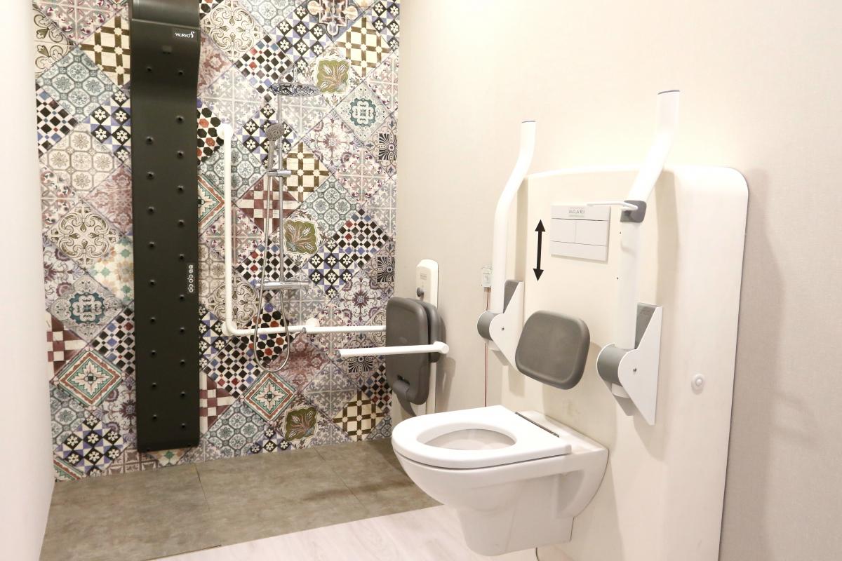 Pel que fa al bany, tant el vàter com el lavabo són regulables en alçada, i la dutxa està equipada amb seient. 