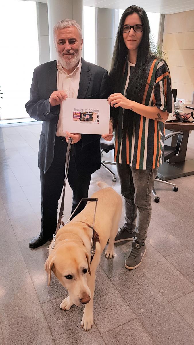 Dijous 13 de setmbre, l'Adriana va visitar l'ONCE Catalunya i es va entrevistar amb el delegat territorial, Xavier Grau. La badalonina, de 25 anys, es va mostrar molt interessada pels gossos pigalls i va manifestar el seu interès per estudiar fotografia.