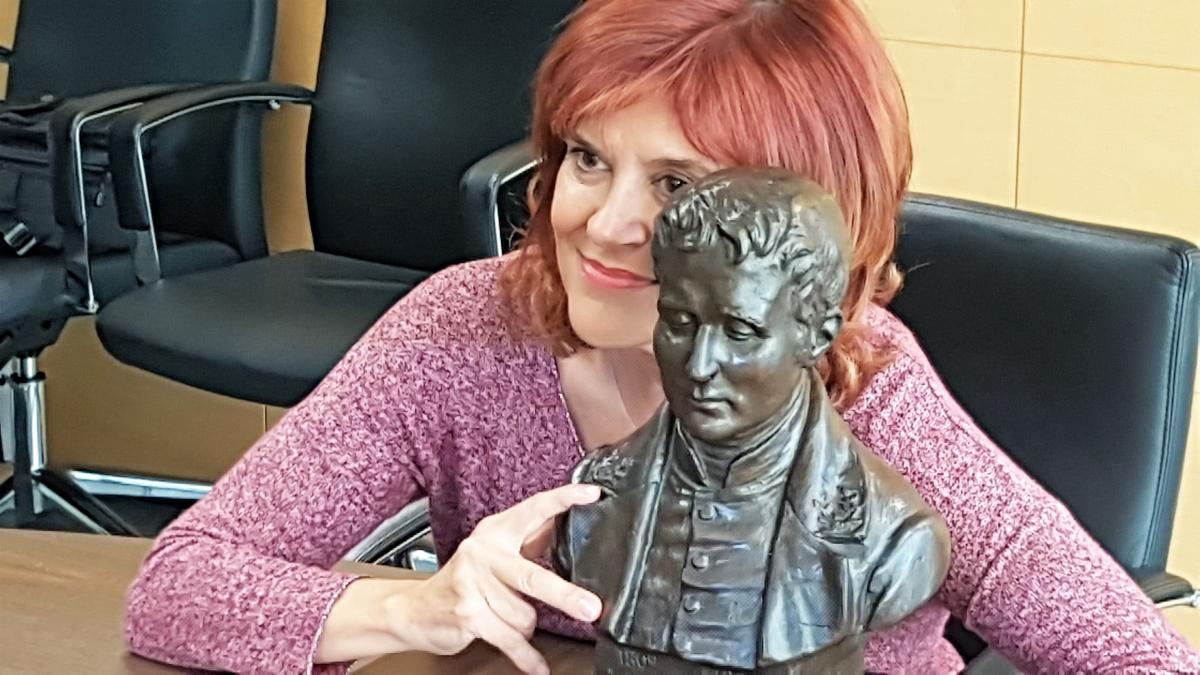 Coia Valls posa per una foto amb una estatua de Louis Braille.