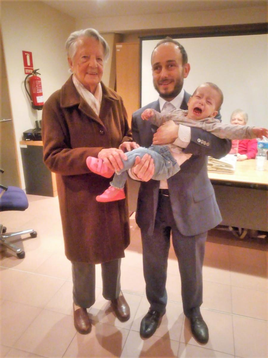 A les eleccions, a Vic, vam poder veure aquesta curiosa imatge: el director de l'agència, Salvador Castañer, amb la Carme de 104 anys  i una nena, Llum, de 18 mesos. Passat i futur de l'Organització.