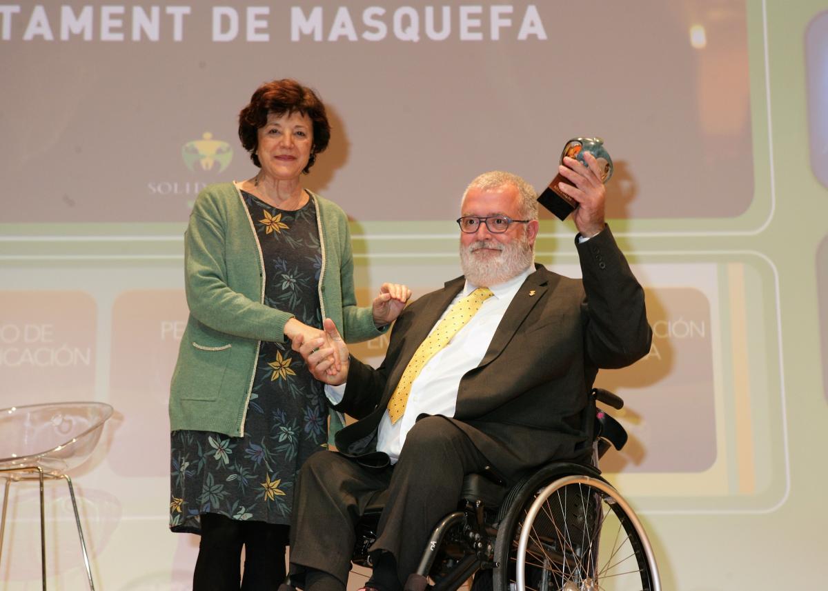 Francina Alsina dona el premi a l'alcalde de Masquefa, Xavier Boquete.