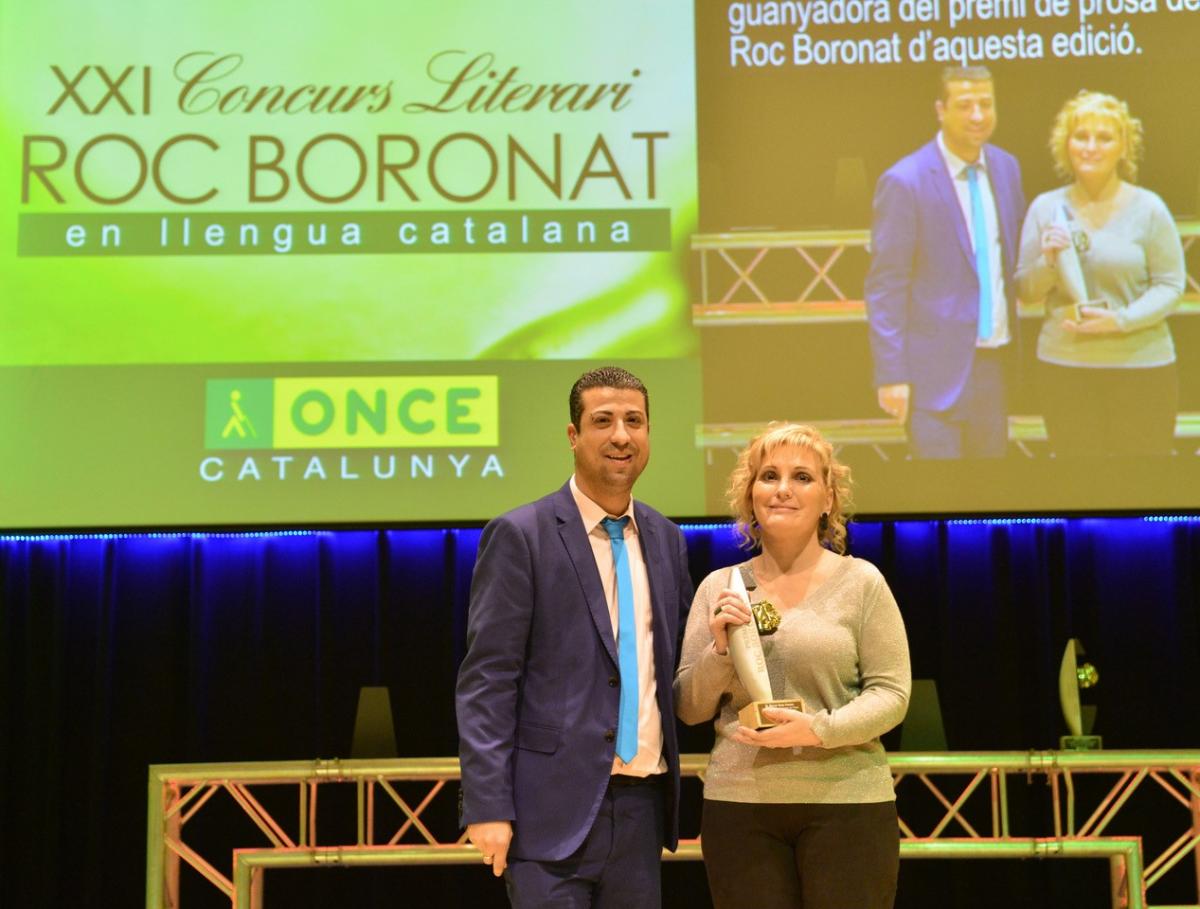 David  Bernardo, president del Consell Territorial, dona el premi a Mercè Guiu, guanyadora del Roc Boronat a la categoria de persones cegues.