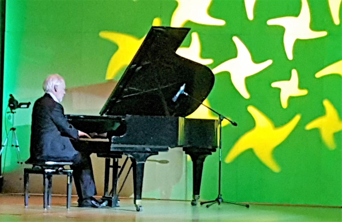 Ignasi Terraza, al piano, en un moment de l'actuació al Roc Boronat.