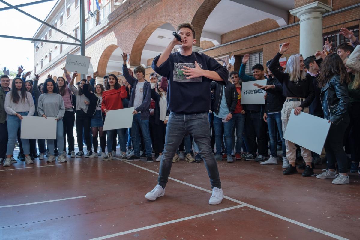 Envoltat de més d'un centenar d'estudiants al pati de un col·legi, el famós raper Arkano ha gravat un videoclip per a impulsar els esbarjos inclusius, tema central del 35 concurs escolar del Grup Social ONCE.