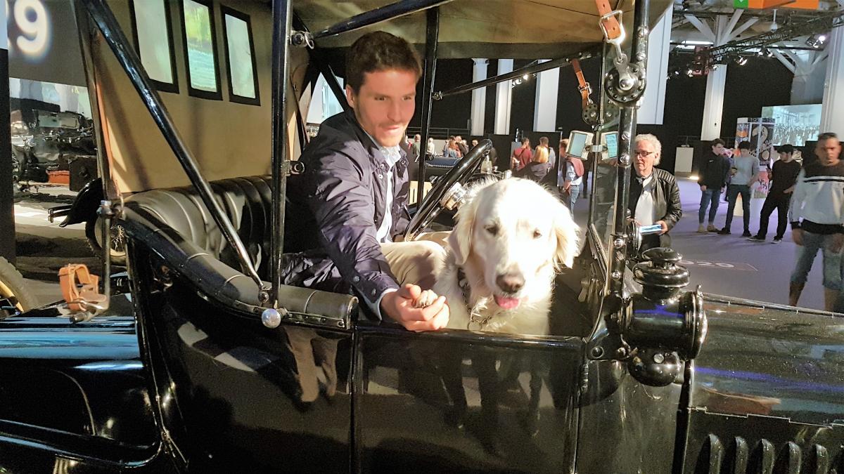 Pablo Cantero i el seu gos pigall, Juli, en un cotxe d'època.