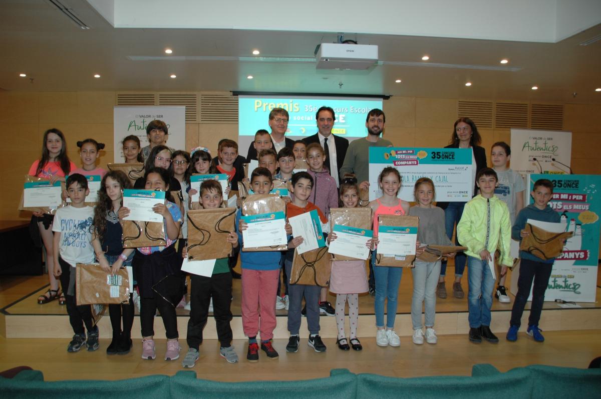Estuadiants de l'Escola Ramón y Cajal reben premis, xec i diplomes del 35è Concurs Escolar ONCE.