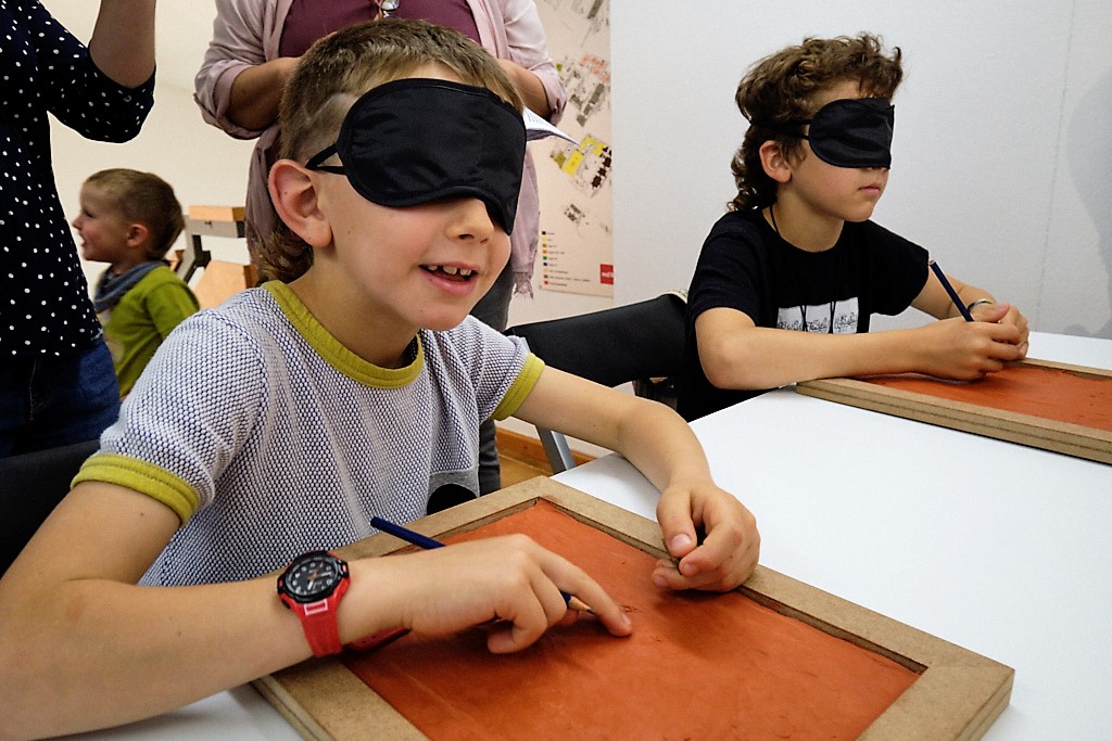 Primer pla de dos nens amb antifaç a la mostra de Girona.