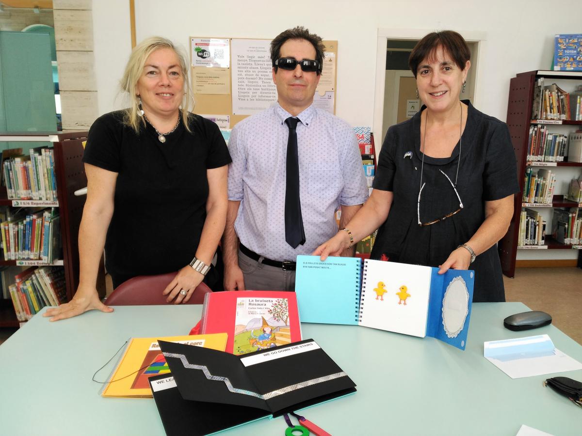 illuns 15 de juliol Marcelino Cid, director de  l’agència l’ONCE a Lleida, va lliurar a Antònia Capdevila, directora de la Biblioteca Municipal de Lleida, quatre contes infantils en Braille