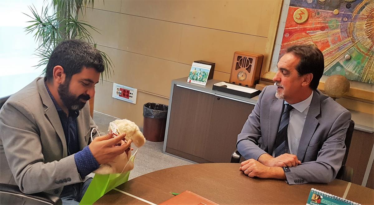 El delegat territorial va regalar un gos pigall de pelux al conseller