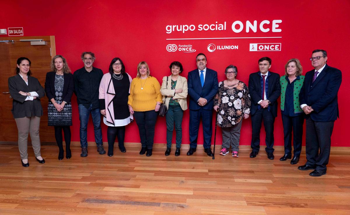 Foto de família de la presentació de la campanya 'Més que capaç', amb president del Grup Social ONCE, Miquel Carballeda, al centre.